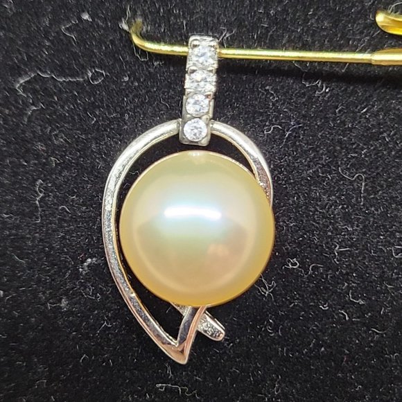 BRAND NEW - Japanese Akoya Cultured Pearl Pendant - Picture 2 of 2